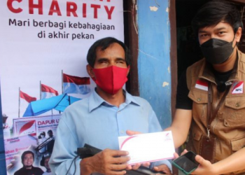 NPC Bagikan Uang Tunai dan Tongkat kepada 11 Pedagang Tunanetra