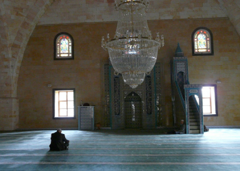 Khusyu' dalam Shalat, Benarkah Seperti Berada di Dunia Lain?