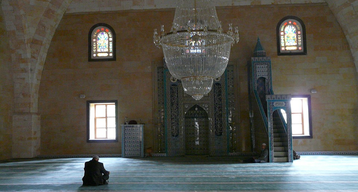 Khusyu' dalam Shalat, Benarkah Seperti Berada di Dunia Lain?