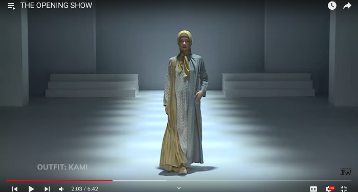 Kolaborasi Seru Hiasi Hari Pertama Jakarta Fashion Week 2022