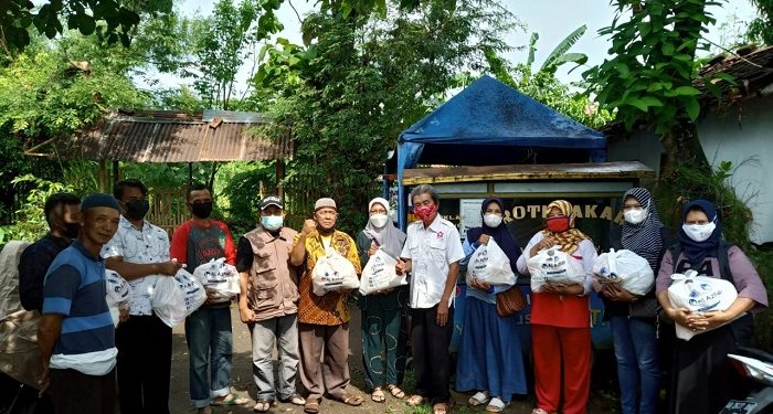 Bantuan Sembako Bagi Masyarakat Bantaran Kali Gajah Wong