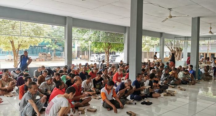 500 Paket Makanan Siap Saji Dibagikan oleh HmC Bekasi