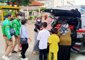 HMC Bekasi Bagi-Bagi 280 Nasi Kotak di Stasiun Kranji