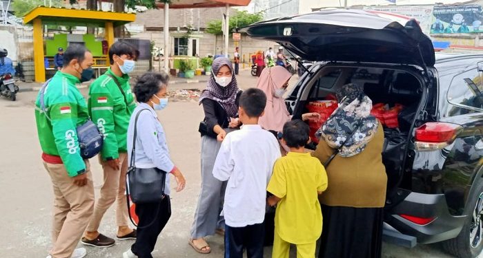 HMC Bekasi Bagi-Bagi 280 Nasi Kotak di Stasiun Kranji