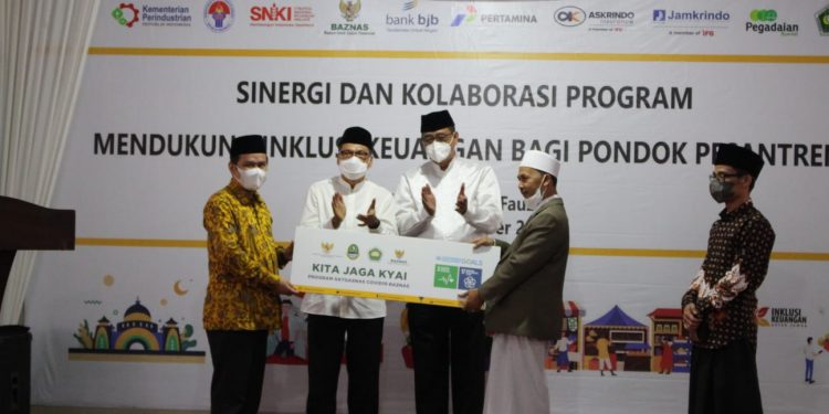 BAZNAS Salurkan Bantuan Program Kita Jaga Kyai di Garut