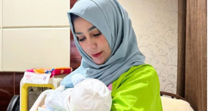 Nagita Melahirkan, Amy Qanita Resmi Jadi Nenek 7 Cucu