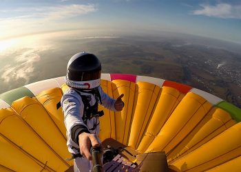 Pria Prancis Pecahkan Rekor dengan Berdiri di Atas Balon Udara Setinggi 4.016 Meter