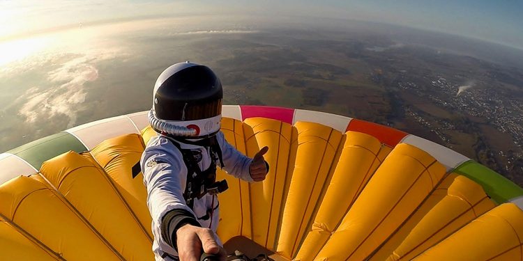 Pria Prancis Pecahkan Rekor dengan Berdiri di Atas Balon Udara Setinggi 4.016 Meter