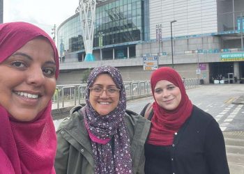 Tiga Muslimah Penggemar Sepak Bola Berkampanye untuk Rebut Kembali Olahraga dari Rasis