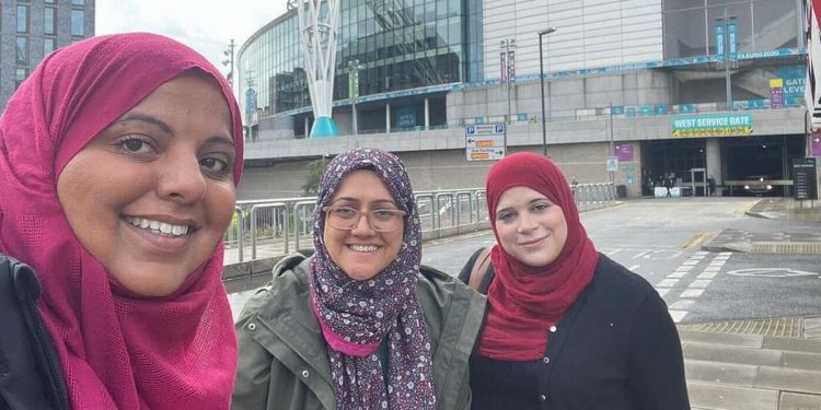 Tiga Muslimah Penggemar Sepak Bola Berkampanye untuk Rebut Kembali Olahraga dari Rasis