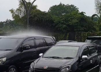 Fenomena Hujan Lokal di Atas Satu Mobil
