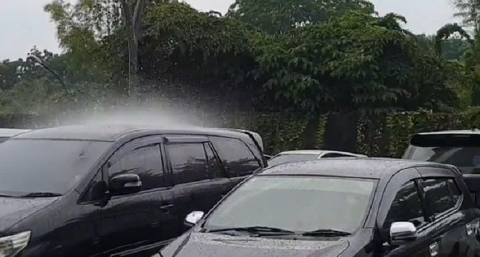 Fenomena Hujan Lokal di Atas Satu Mobil