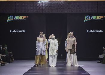 ISEF 2021: Ria Miranda Tuangkan Keragaman Budaya ke dalam Busananya