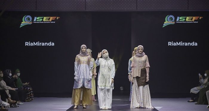 ISEF 2021: Ria Miranda Tuangkan Keragaman Budaya ke dalam Busananya