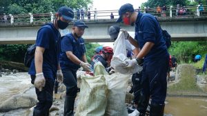 Peringati Hari Sungai Ciliwung, LAZ Al Azhar bersama Komunitas Pegiat Lingkungan Gelar Aksi Bersihkan Sampah