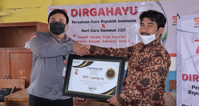 Peringati Hari Guru Nasional LAZNAS BMH Bagikan 215 Bingkisan untuk Guru Pedalaman