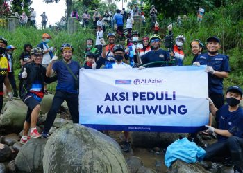 Peringati Hari Sungai Ciliwung, LAZ Al Azhar bersama Komunitas Pegiat Lingkungan Gelar Aksi Bersihkan Sampah