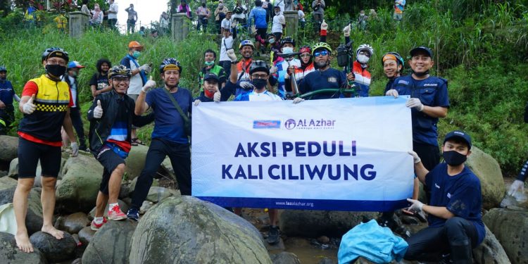 Peringati Hari Sungai Ciliwung, LAZ Al Azhar bersama Komunitas Pegiat Lingkungan Gelar Aksi Bersihkan Sampah