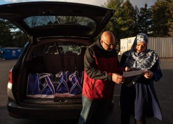 Pasangan Muslim Bagikan Kalkun Halal untuk Pengungsi Selama Thanksgiving