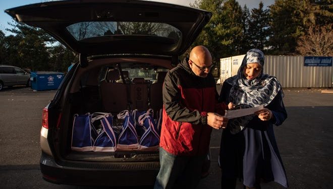 Pasangan Muslim Bagikan Kalkun Halal untuk Pengungsi Selama Thanksgiving