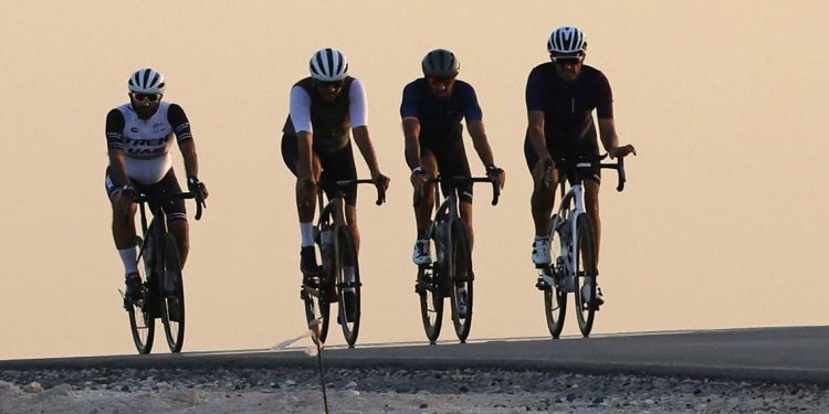 Terik Panas di Gurun Dubai Jadi Daya Tarik Para Pesepeda