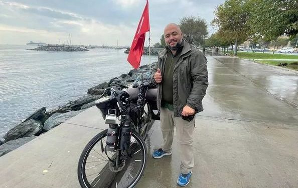 Pria Muslim Ini Keliling Dunia dengan Sepeda untuk Melawan Islamofobia