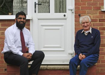 Sopir Taksi Muslim Dipuji Karena Kembalikan £12K ke Seorang Pensiunan