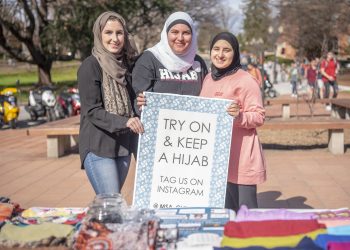 'A Day in Her Hijab' Menyatukan Siswa Madison