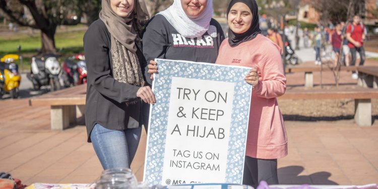 'A Day in Her Hijab' Menyatukan Siswa Madison