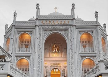 Wisata Religi di Masjid Ramlie Musofa yang Mirip Taj Mahal
