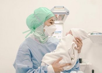 Barakallah, Nathalie Holscher Lahirkan Putra Pertamanya