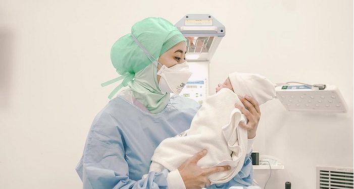 Barakallah, Nathalie Holscher Lahirkan Putra Pertamanya