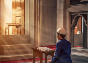 Bolehkah Tak Menutup Aurat saat Membaca Qur’an?