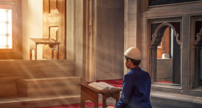 Bolehkah Tak Menutup Aurat saat Membaca Qur’an?