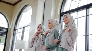 Koleksi Hijabersmom Community yang dipamerkan dalam fashion show virtual Together(E) International Virtual Modest Fashion Summit