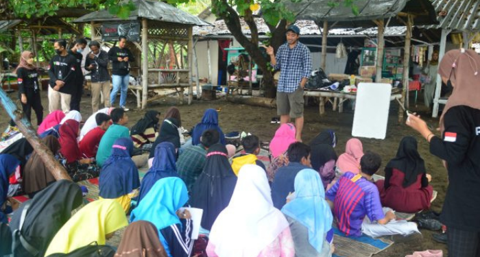 Bersama Para Penerima Beasiswa Gemilang, NPC Adakan Gerakan Peduli Lingkungan di Situbondo