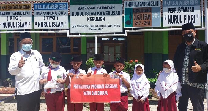 BMH Kebumen Salurkan Beasiswa Kepada MI Nurul Islam