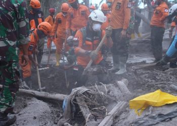 DMC Dompet Dhuafa Sisir Pencarian Korban Erupsi Gunung Semeru di Kampung Renteng
