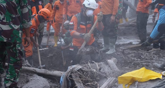 DMC Dompet Dhuafa Sisir Pencarian Korban Erupsi Gunung Semeru di Kampung Renteng