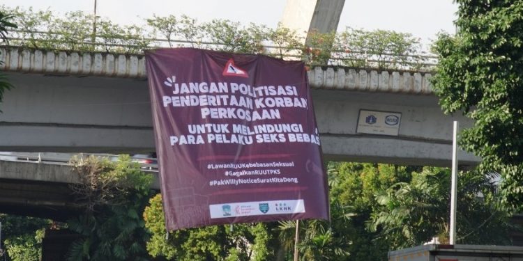 Protes RUU TPKS, KAMMI dan ACN Bentangkan Spanduk Raksasa