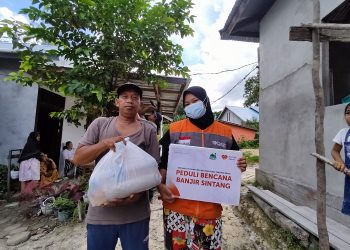 Rumah Zakat bersama DKM Baitut Taubah KPU dan Cukai Tanjung Priok Salurkan Bantuan untuk Banjir Sintang