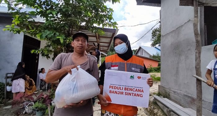 Rumah Zakat bersama DKM Baitut Taubah KPU dan Cukai Tanjung Priok Salurkan Bantuan untuk Banjir Sintang
