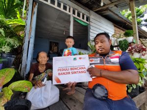 Rumah Zakat bersama DKM Baitut Taubah KPU dan Cukai Tanjung Priok Salurkan Bantuan untuk Banjir Sintang