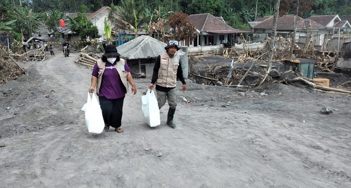 Semeru Kembali Erupsi, Relawan SSY dan Laznas Sahabat Yatim Lakukan Aksi Tanggap Bencana