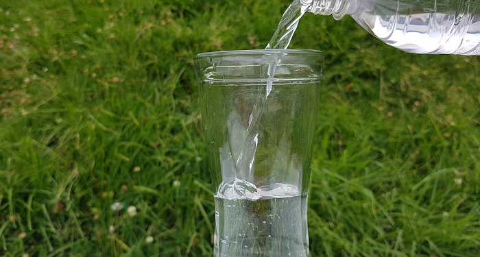 Apakah Bayi Butuh Air Putih Saat Cuaca Panas?