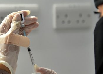 Saudi Mulai Wajibkan Warganya Booster Covid-19