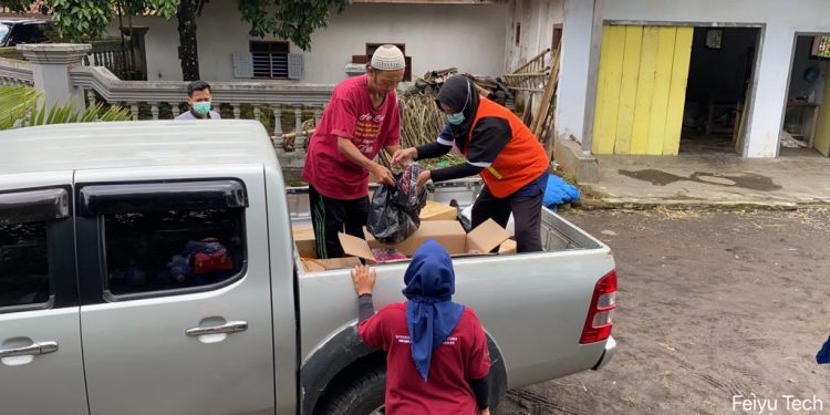 Alumni IPB Serahkan Bantuan Perlengkapan Rumah Tangga dan Ibadah untuk Penyintas Erupsi Semeru
