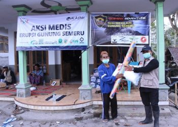 Warga Lansia Terdampak Erupsi Semeru Dapatkan Bantuan Logistik