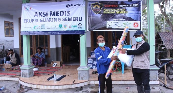Warga Lansia Terdampak Erupsi Semeru Dapatkan Bantuan Logistik