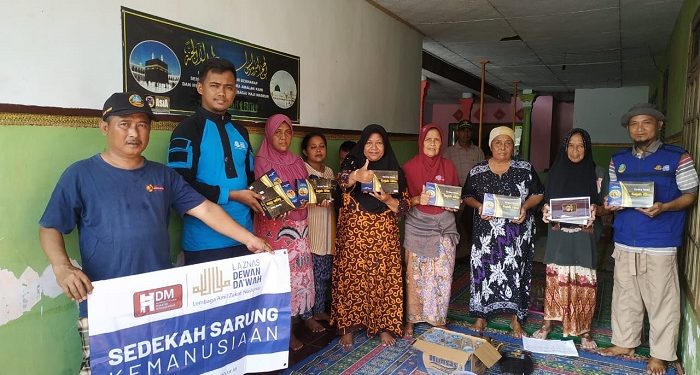 Program Tebar Sarung dan Mukena: Menjawab Keperluan Jiwa para Korban Semeru